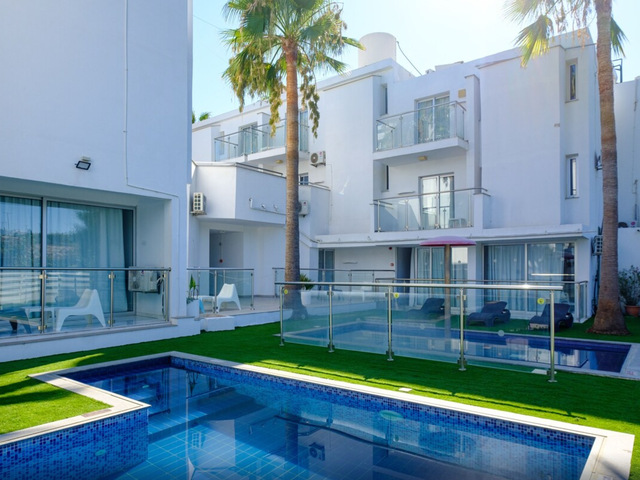 фото отеля Sanders Rio Gardens - Nimble 1-bedroom Apartment With Shared Pool & Balcony изображение №1