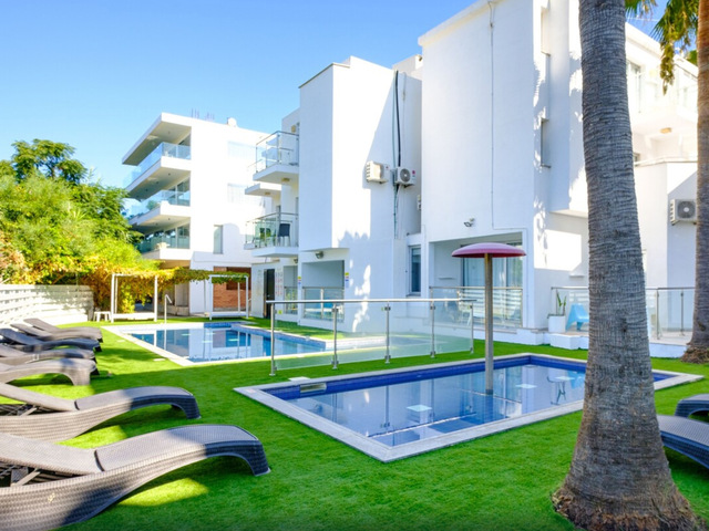 фото Sanders Rio Gardens - Nimble 1-bedroom Apartment With Shared Pool & Balcony изображение №10
