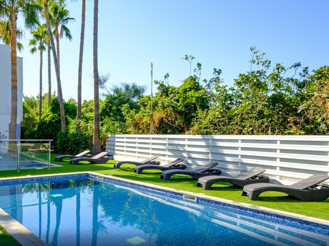 фото отеля Sanders Rio Gardens - Nimble 1-bedroom Apartment With Shared Pool & Balcony изображение №5