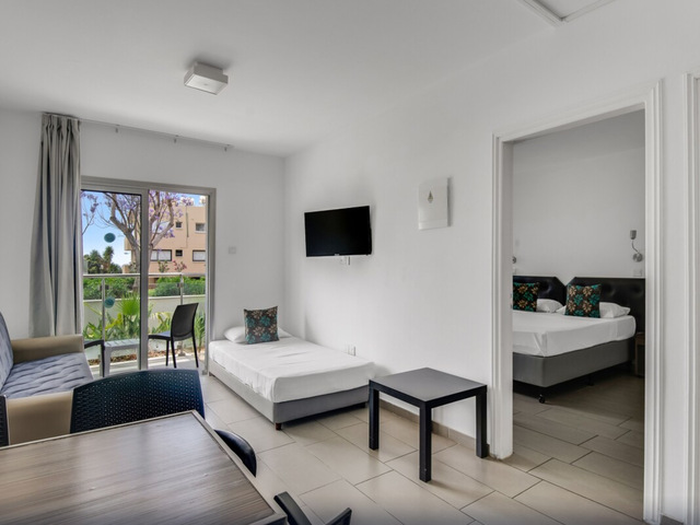 фото Sanders Rio Gardens - Nimble 1-bedroom Apartment With Shared Pool And Balcony изображение №14