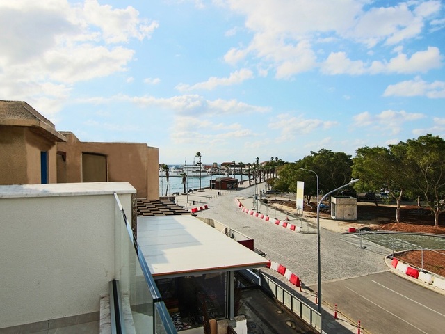 фото отеля Phaedrus Living: Seaside Executive Flat Harbour 101 изображение №1