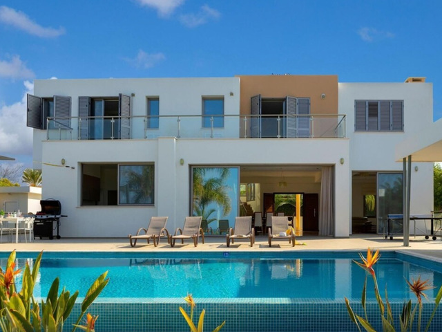 фото отеля Eastmed Villas Paphos Limni Beach Villa Beachfront Four Bedroom Luxury Villa изображение №1