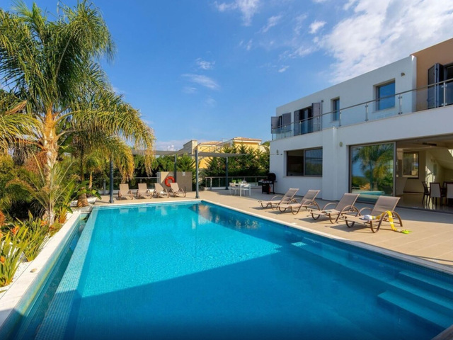 фотографии отеля Eastmed Villas Paphos Limni Beach Villa Beachfront Four Bedroom Luxury Villa изображение №11