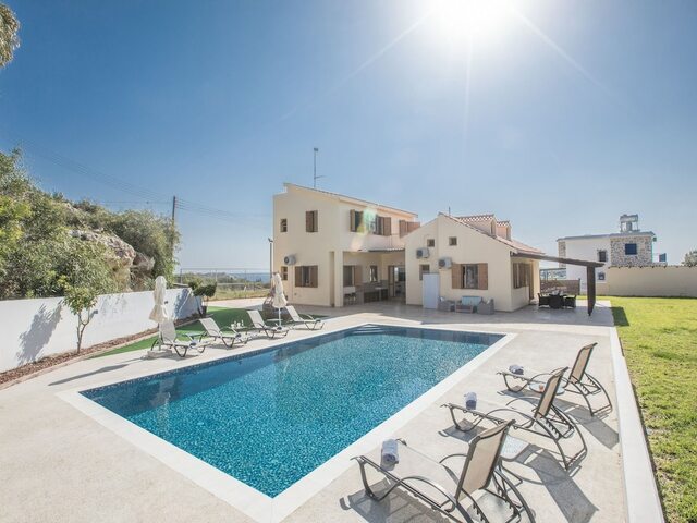 фото отеля 6 Bedroom Villa With Private Pool In The Area Of Konnos изображение №1