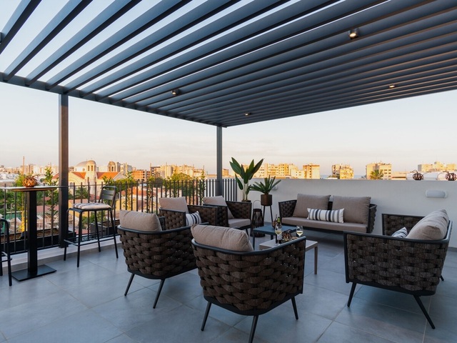 фото отеля Sanders Crystal 2 - Fantastic 3-Bedroom Apartment With Shared Rooftop And Pool изображение №9