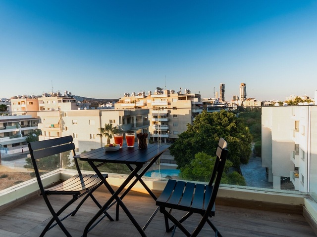 фото отеля Sanders Crystal 2 - Stunning 3-Bedroom Apartment With Shared Rooftop And Pool изображение №17