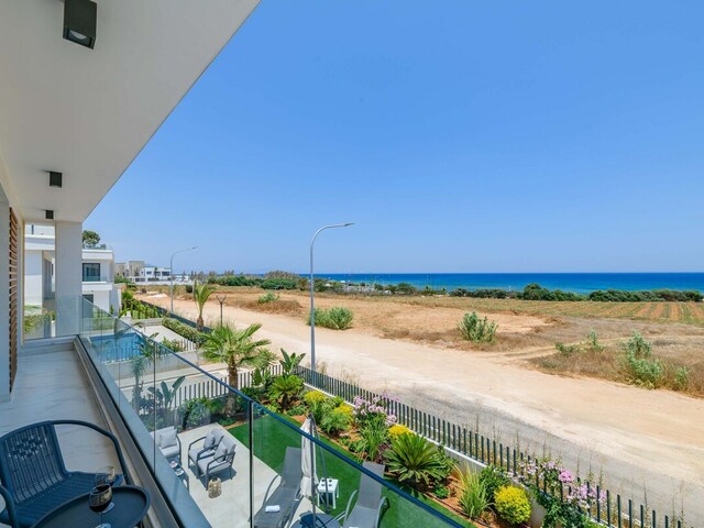 фото отеля By The Beach - Emerald Seaview изображение №9