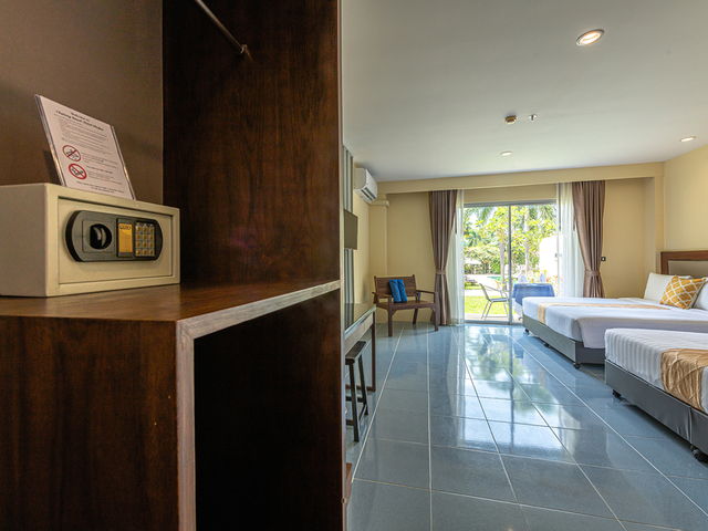 фото Blue Beach Grand Resort & Spa (ex. Chalong Beach Hotel & Spa) изображение №2