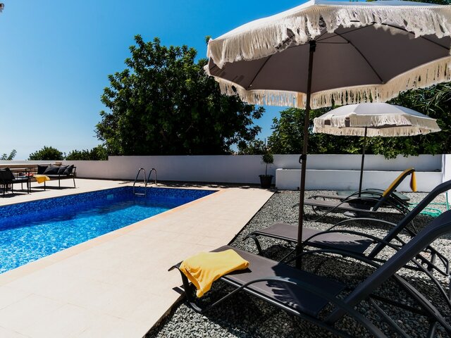 фотографии отеля Generous Spaces, Sleeps Up To 8, Private Pool, Cypriot Sunsets All Yours изображение №7