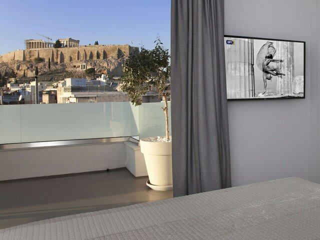фото отеля Luxury Penthouse Touching The Acropolis By GHH изображение №17