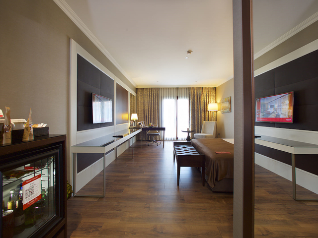 фото Ramada Hotel & Suites by Wyndham Istanbul Merter изображение №2