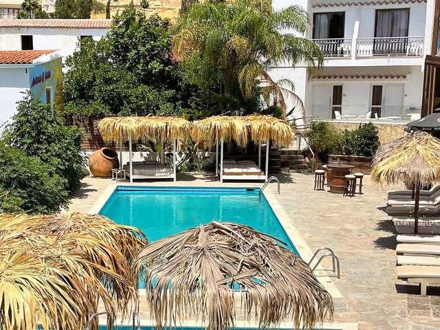 фото отеля Stunning 1-bed Apartment In Larnaca Near The Sea изображение №1
