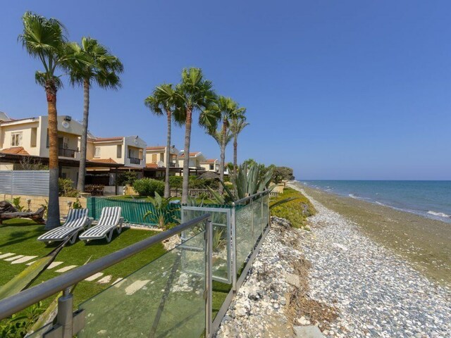 фото отеля Meneou Beachfront Villa 3 изображение №1