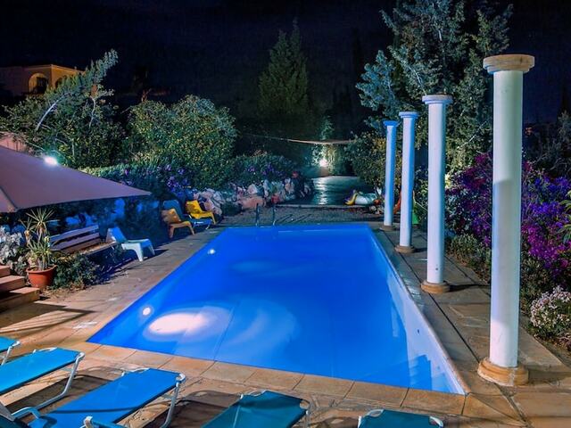 фото отеля Wonderful Quiet Area, Complete Privacy, large Pool, Colorful Garden, Jacuzzisauna изображение №9