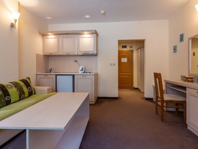 фото Quiet One Bedroom Apartment With Kitchenette In Avalon Complex изображение №10