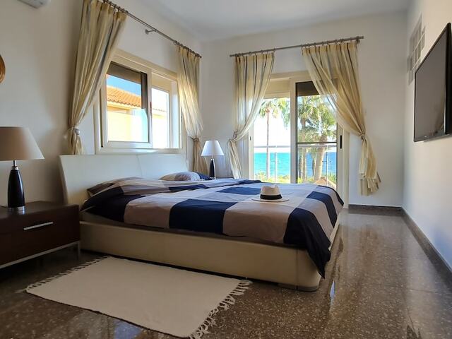 фото отеля Stunning 5-bed Beach Front изображение №5