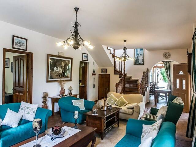 фото Remarkable 5-Bed Villa In Miliou Village Paphos изображение №14