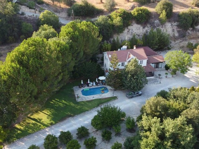 фото Remarkable 5-Bed Villa In Miliou Village Paphos изображение №10