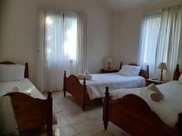 фото отеля Remarkable 5-Bed Villa In Miliou Village Paphos изображение №9