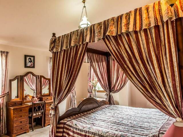 фотографии отеля Remarkable 5-Bed Villa In Miliou Village Paphos изображение №3