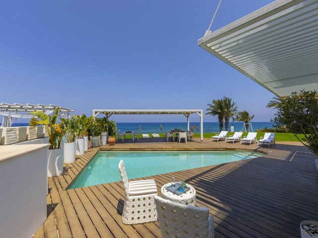фото отеля Beachfront Dream Villa изображение №1