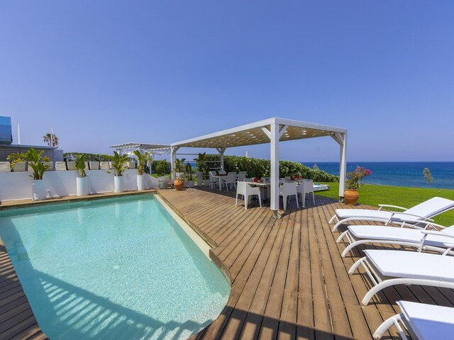 фото отеля Beachfront Dream Villa изображение №37
