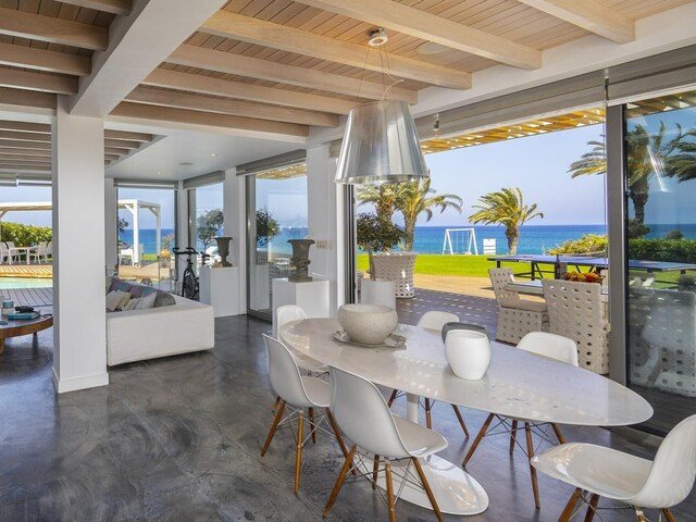 фото отеля Beachfront Dream Villa изображение №21