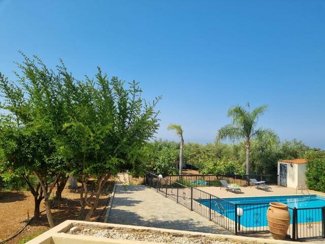 фото отеля Impeccable 3-Bed Villa In Tala - Paphos изображение №9