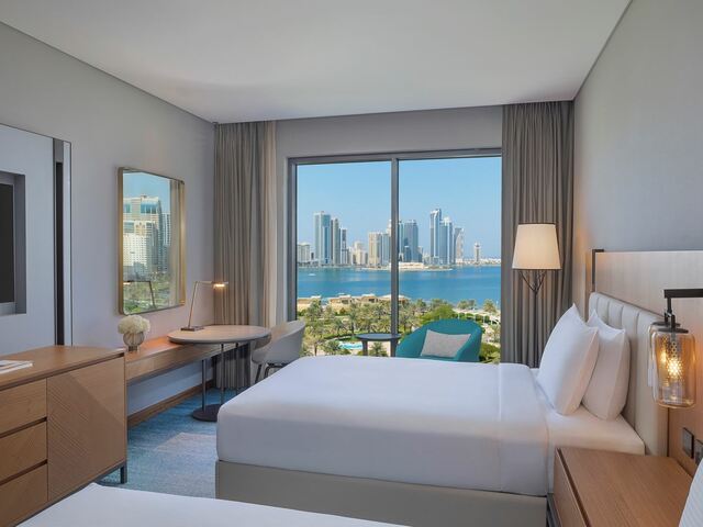 фото DoubleTree by Hilton Sharjah Waterfront Hotel & Residences изображение №18