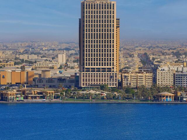 фото отеля DoubleTree by Hilton Sharjah Waterfront Hotel & Residences изображение №1