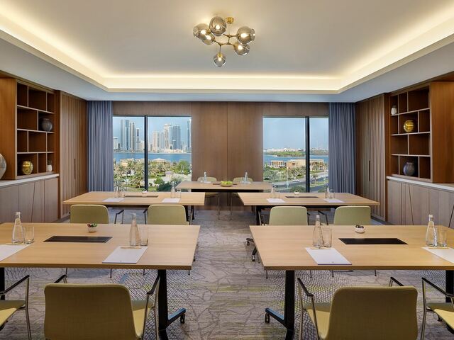 фото DoubleTree by Hilton Sharjah Waterfront Hotel & Residences изображение №6