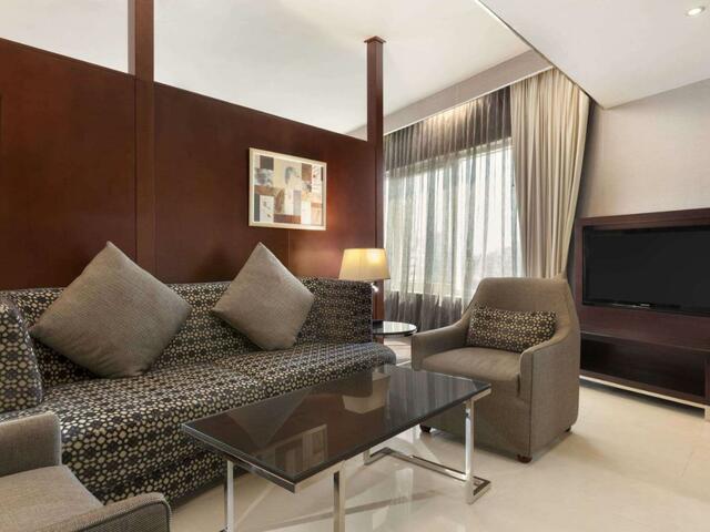 фото Howard Johnson Bur Dubai (ex. Highland Hotel; Arif Castle) изображение №10