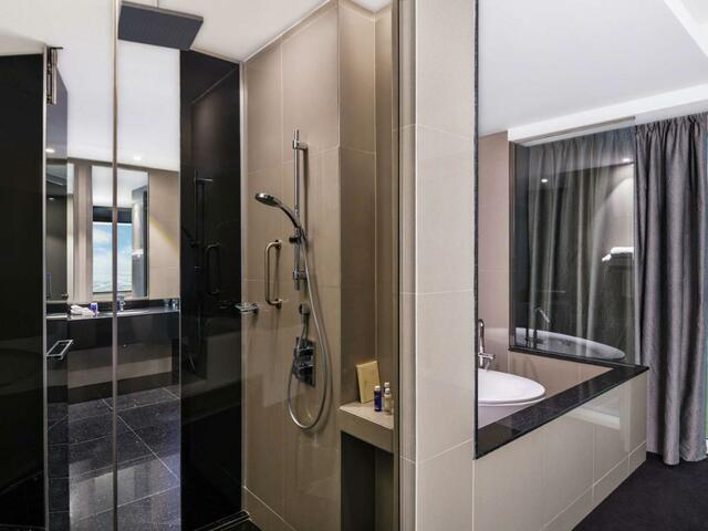 фотографии V Hotel Dubai, Curio Collection by Hilton (ex. W Dubai Al Habtoor City; Metropolitan Hotel) изображение №8