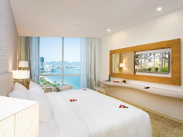 фото Diamond Bay Hotel (ex. Hoan Cau Luxury Residence) изображение №2