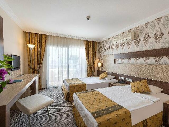 фото Royal Garden Suite Hotel изображение №26