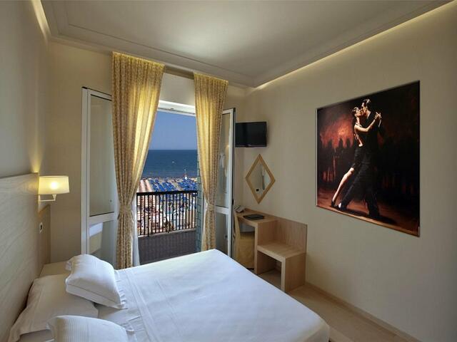фото отеля Hotel Ghirlandina изображение №25