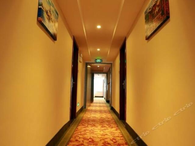 фото отеля GreenTree Inn Hainan Sanya Chunyuan Seafood Square Express Hotel изображение №9