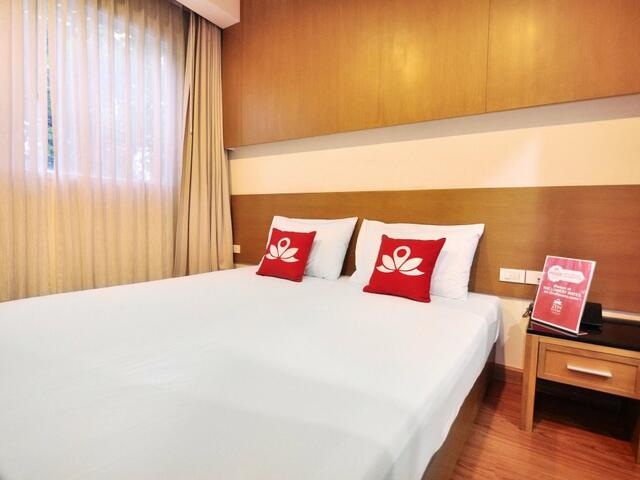 фото отеля ZEN Rooms Surawong изображение №1