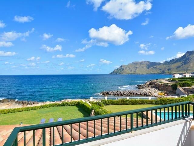 фото отеля Luxurious Sea Front Villa in Mallorca изображение №17