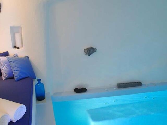фото отеля Iconic Santorini, a boutique cave hotel изображение №13