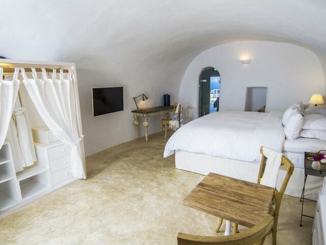 фото отеля Iconic Santorini, a boutique cave hotel изображение №1