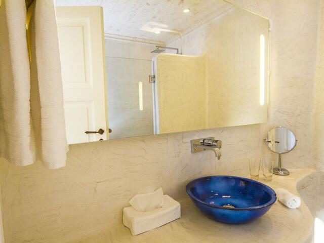фото Iconic Santorini, a boutique cave hotel изображение №26