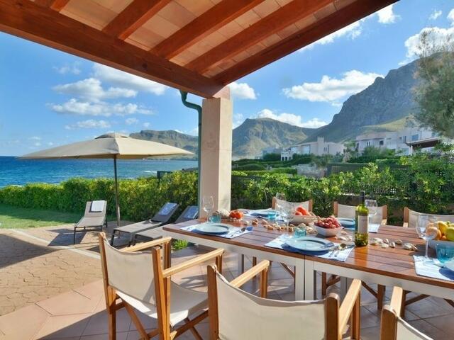 фото отеля Luxurious Sea Front Villa in Mallorca изображение №9