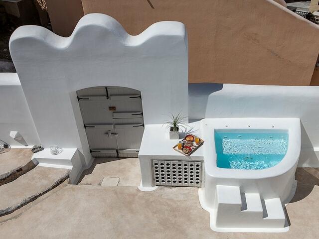 фото отеля Radiant Santorini изображение №9