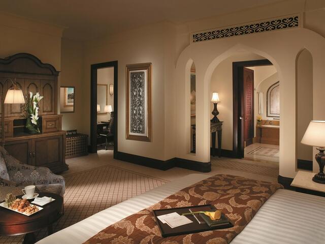 фото отеля Shangri-La Hotel Apartments Qaryat Al Beri изображение №13