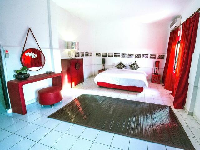 фото Black and Red Oberoi Villa изображение №6