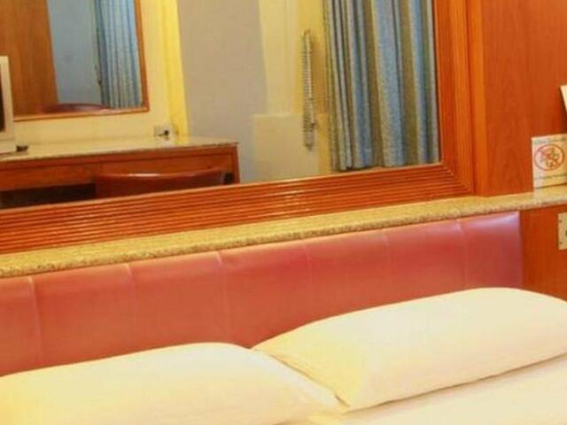 фото отеля Pradipat Hotel изображение №13