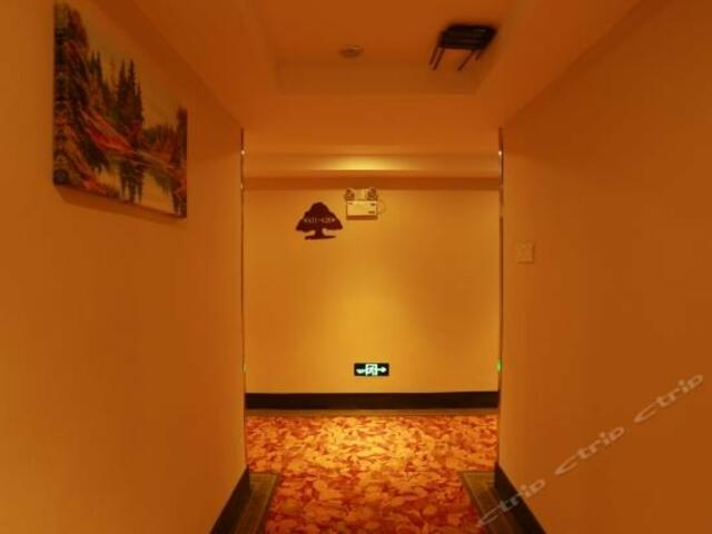 фото GreenTree Inn Hainan Sanya Chunyuan Seafood Square Express Hotel изображение №6