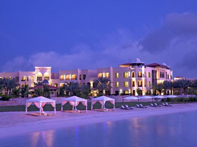 фото отеля Shangri-La Hotel Apartments Qaryat Al Beri изображение №1