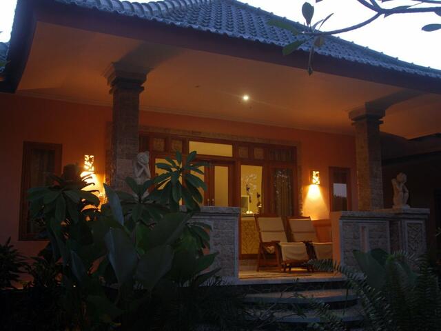 фото отеля Poinciana Resort Bali изображение №1